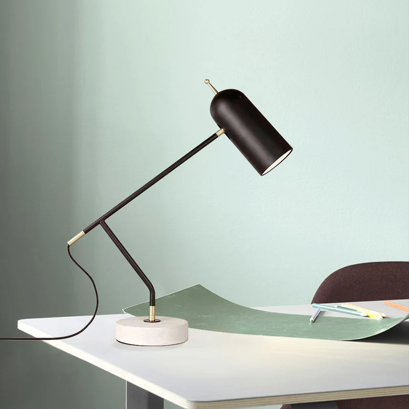 Moderne verstellbare Schreibtischlampe mit Marmorbasis
