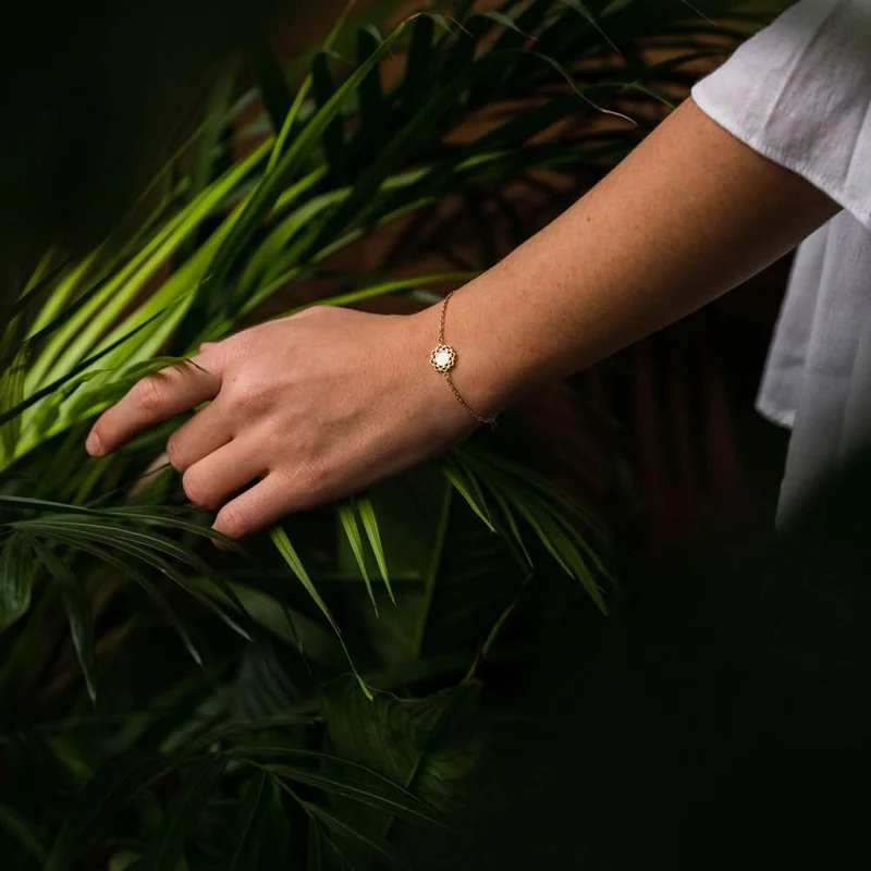 Armband mit weißem Perlmutt Anhänger - Holzkern Modell: Jewelry