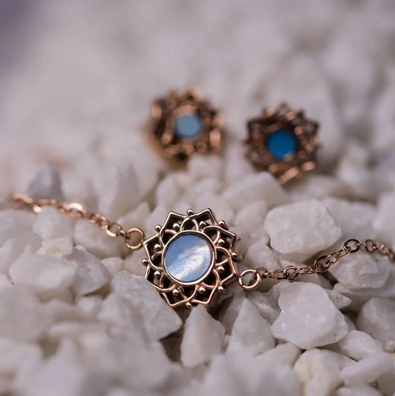Composition Armband mit blauem Perlmutt Anhänger - Holzkern Modell: Jewelry