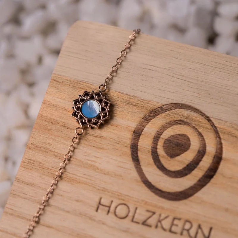 Composition Armband mit blauem Perlmutt Anhänger - Holzkern Modell: Jewelry