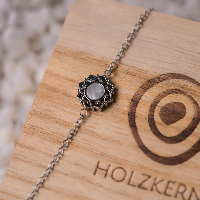 Composition Armband mit weißem Perlmutt Anhänger - Holzkern Modell: Jewelry