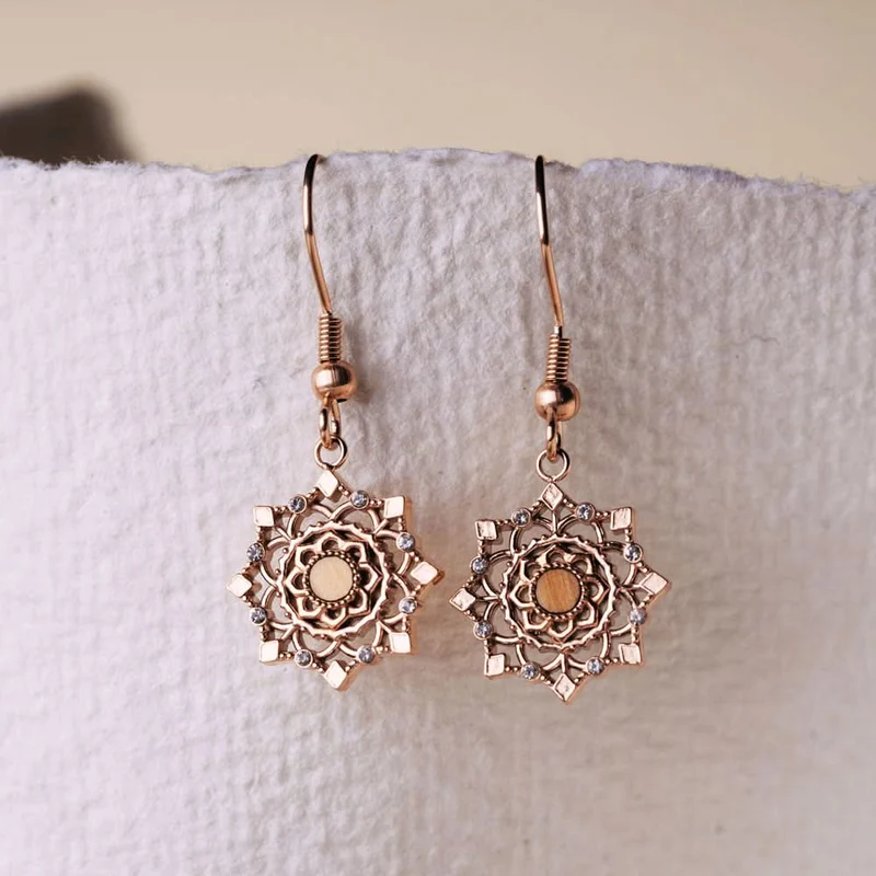 Aphonia Ohrhaenger Schneeflocke aus Holz Holzkern Modell Jewelry