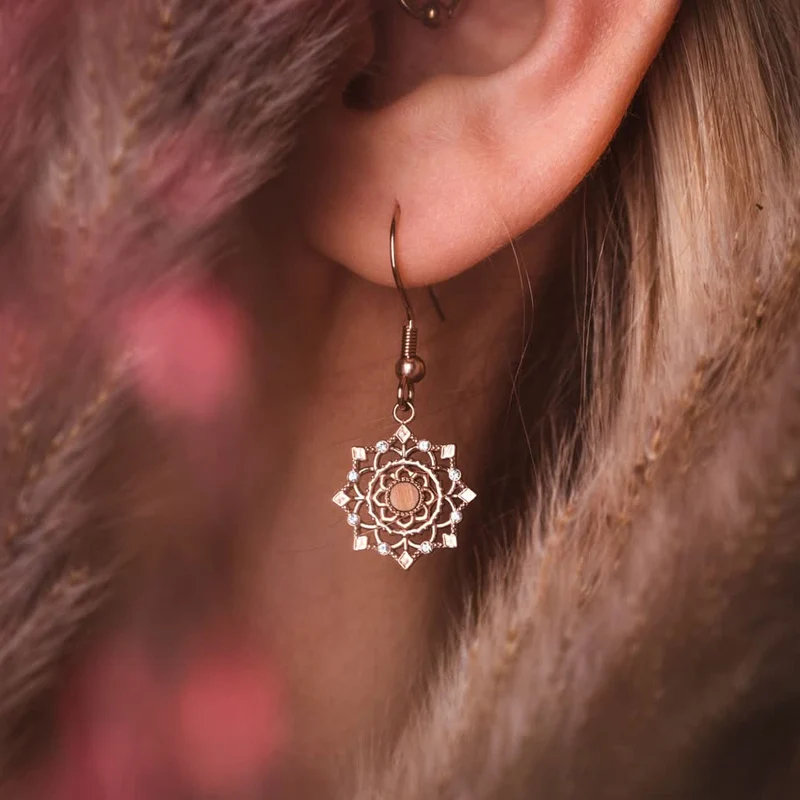 Aphonia Ohrhaenger Schneeflocke aus Holz Holzkern Modell Jewelry