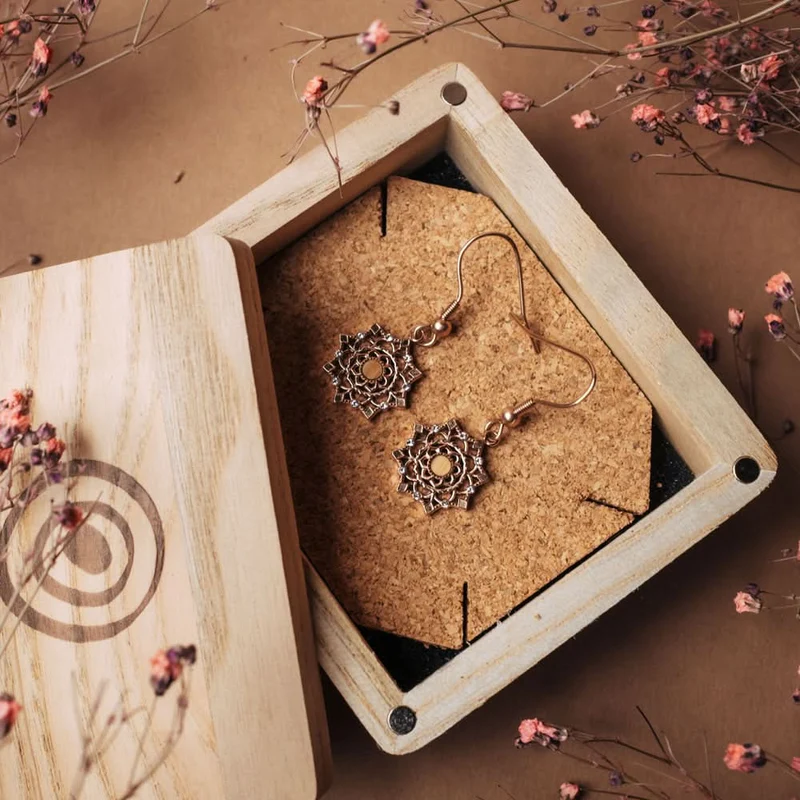 Aphonia Ohrhaenger Schneeflocke aus Holz Holzkern Modell Jewelry