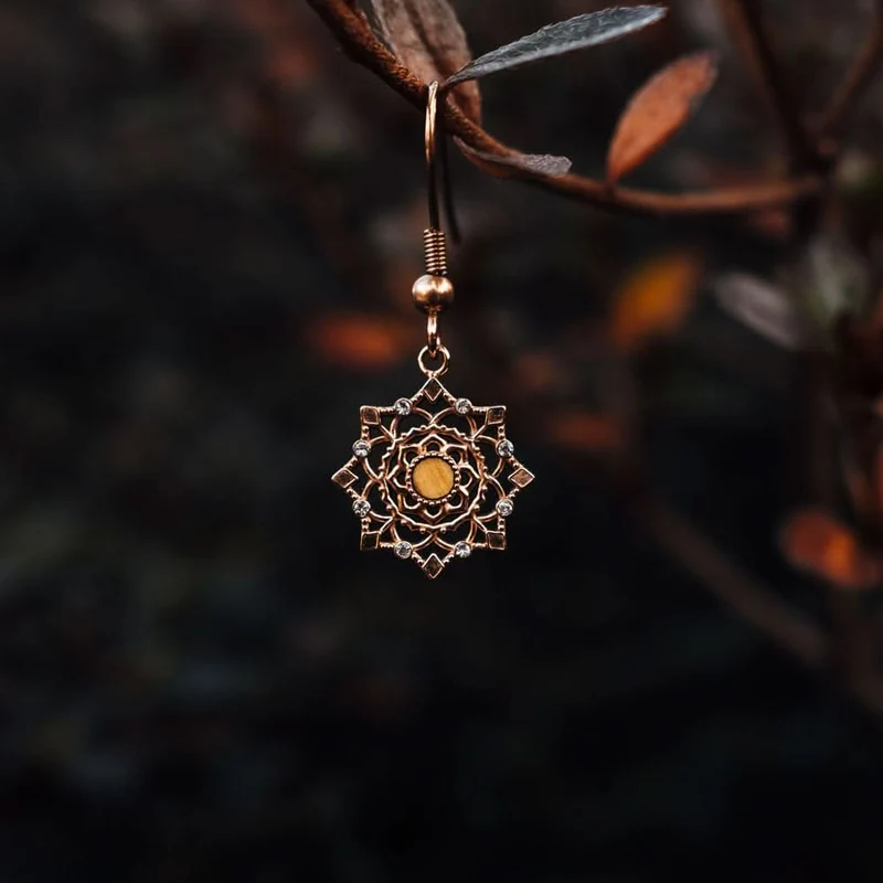 Aphonia Ohrhaenger Schneeflocke aus Holz Holzkern Modell Jewelry