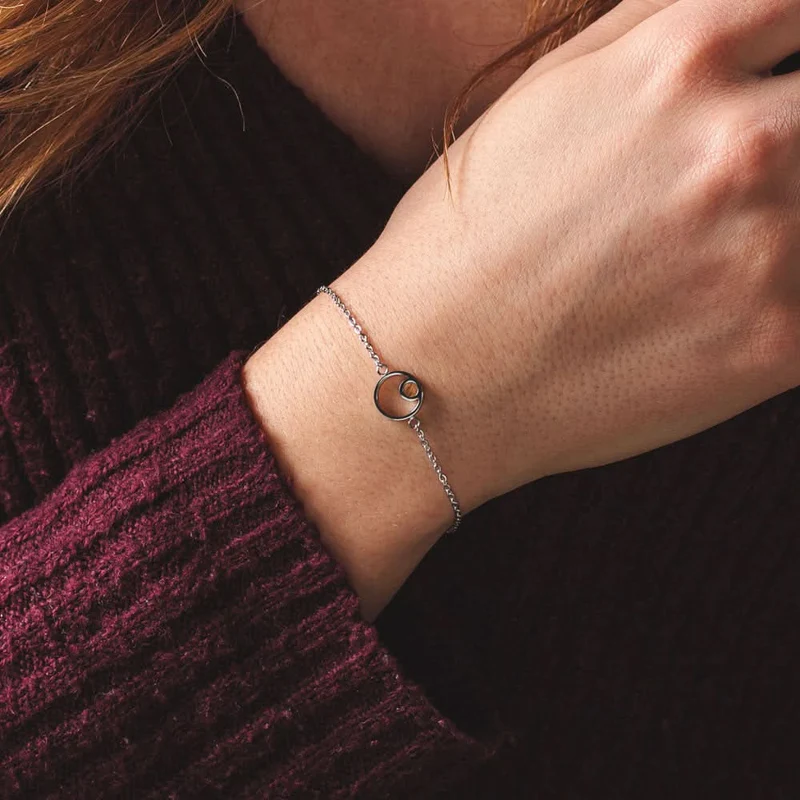 Armband mit rundem Anhaenger und Holzelement Holzkern Modell Jewelry
