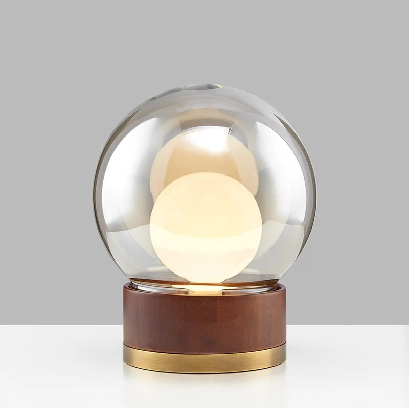 Moderne Glas Tischlampe mit Holzfuß und goldenen Akzenten