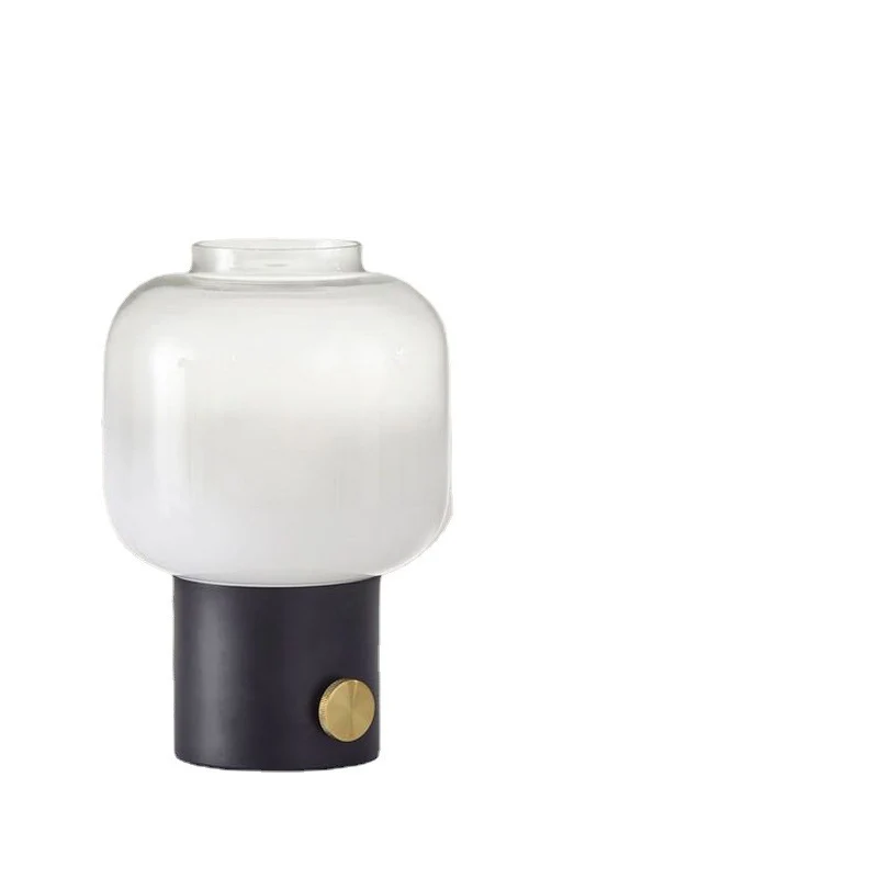 Moderne Glastischlampe mit Messingbasis