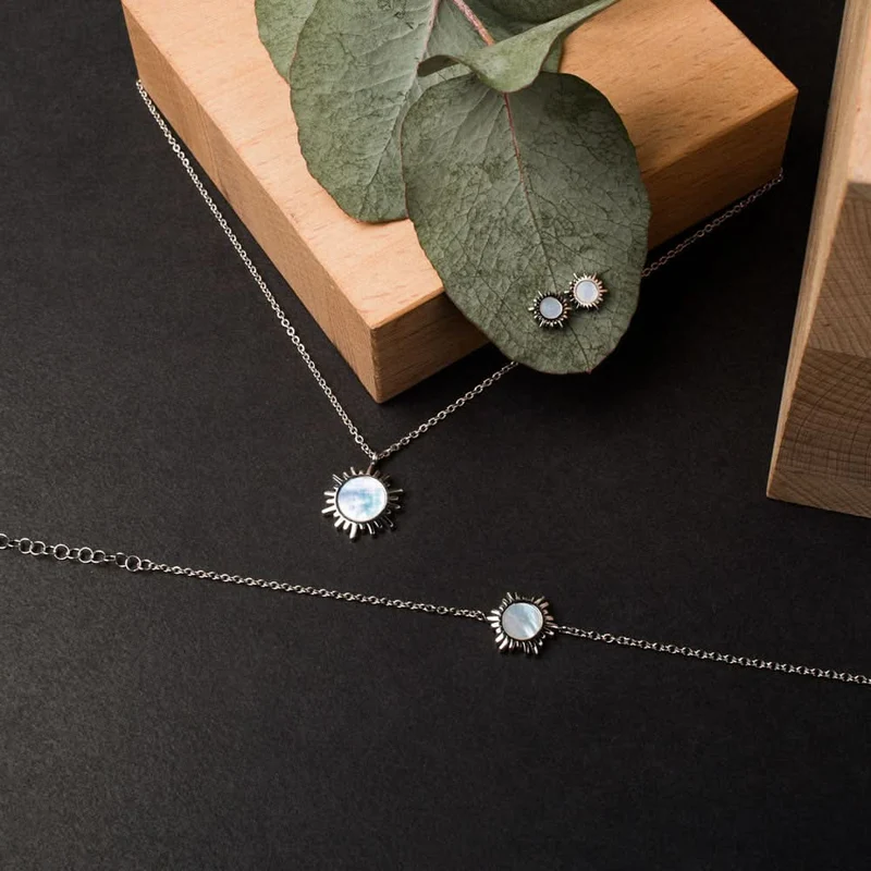 Shade Ohrstecker Sonne mit blauem Perlmutt Holzkern Modell Jewelry