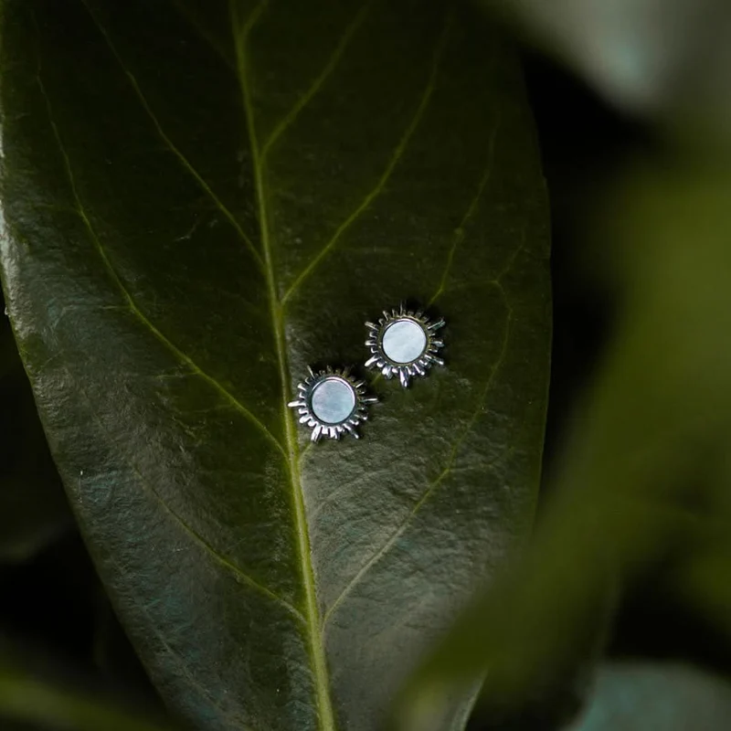 Shade Ohrstecker Sonne mit blauem Perlmutt Holzkern Modell Jewelry