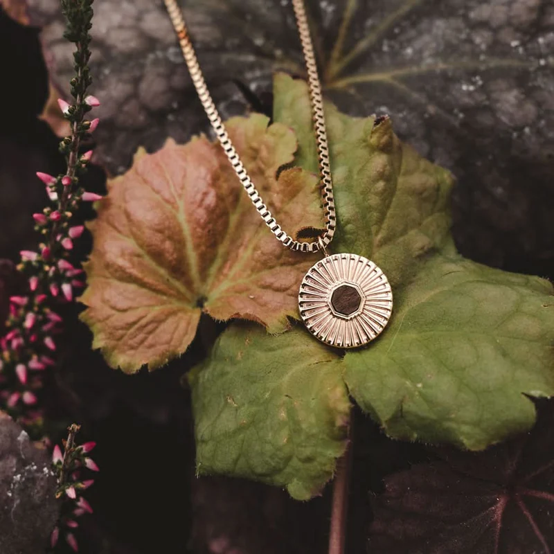 Stencil Halskette mit rundem Anhänger - Holzkern Modell: Jewelry