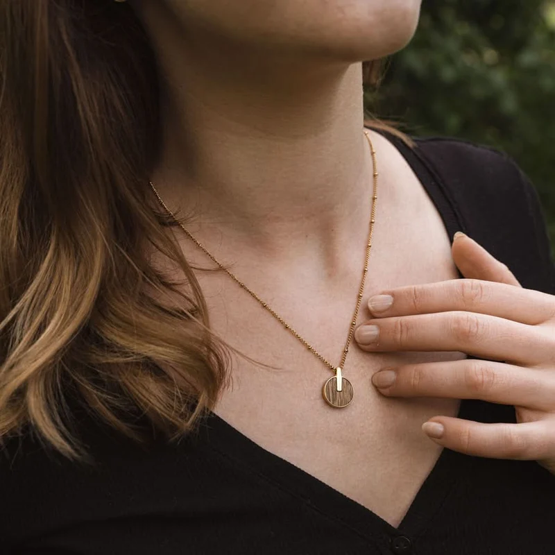 Opacity Halskette mit rundem Holz Anhänger - Holzkern Modell: Jewelry