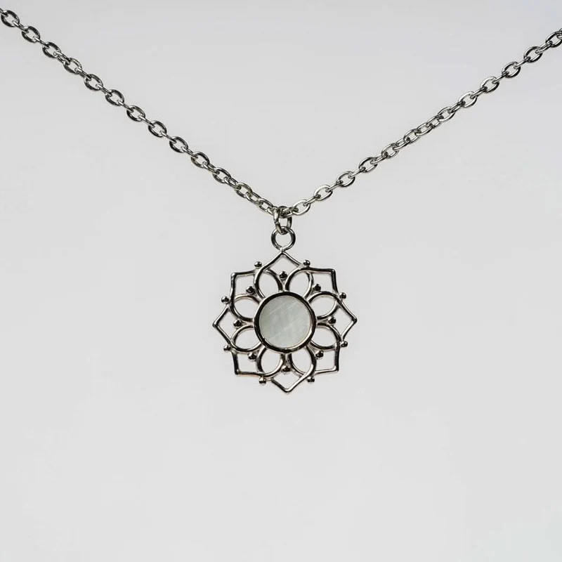 Halskette mit weißem Perlmutt Anhänger - Holzkern Modell: Jewelry