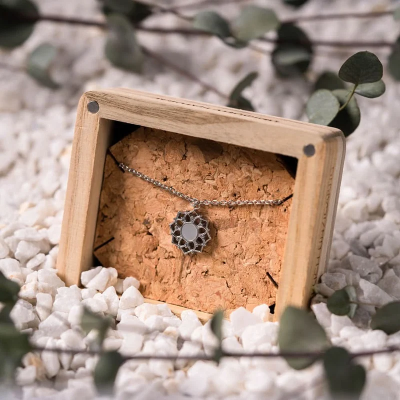 Halskette mit weißem Perlmutt Anhänger - Holzkern Modell: Jewelry