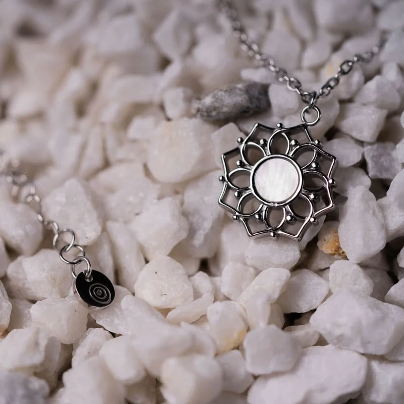 Halskette mit weißem Perlmutt Anhänger - Holzkern Modell: Jewelry
