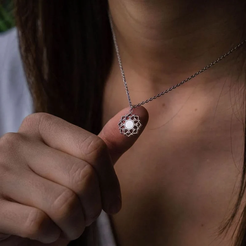 Halskette mit weißem Perlmutt Anhänger - Holzkern Modell: Jewelry