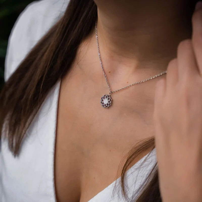 Halskette mit weißem Perlmutt Anhänger - Holzkern Modell: Jewelry