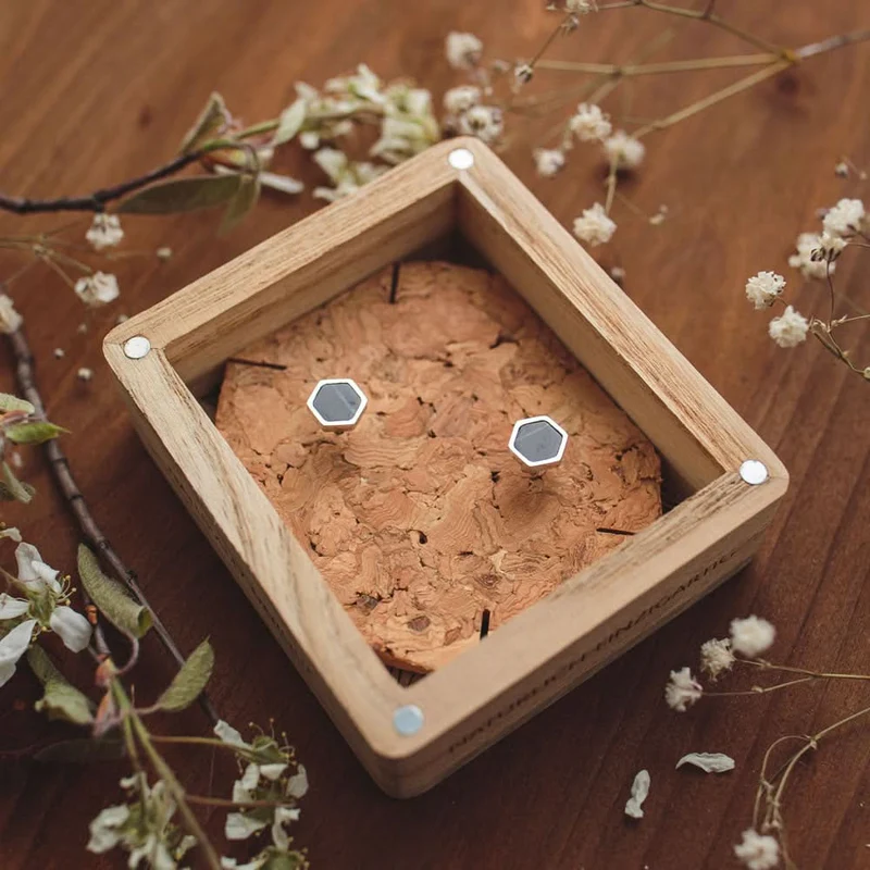 Facade Ohrringe eckig mit schwarzem Marmor - Holzkern Modell: Jewelry