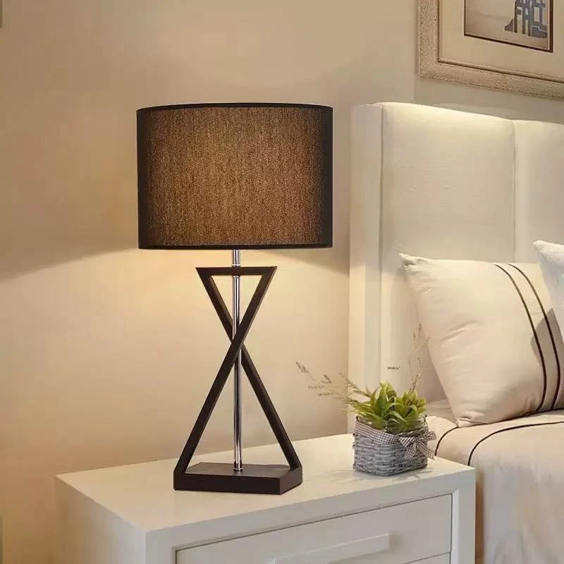 Moderne geometrische Stehlampe mit elegantem Stoffschirm
