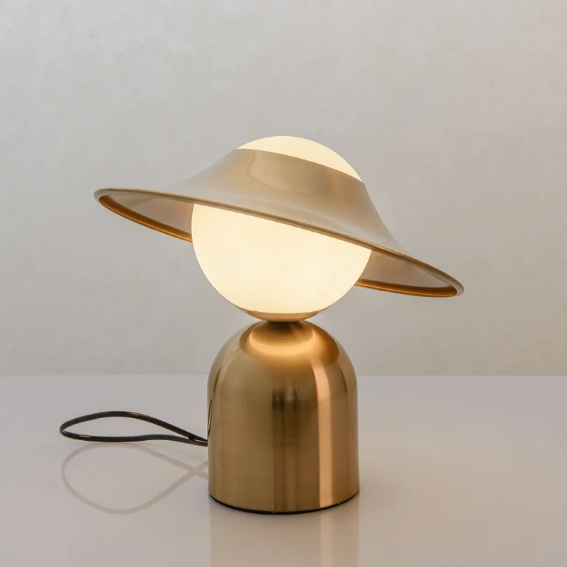 Moderne Schreibtischlampe mit einzigartigem Schirm