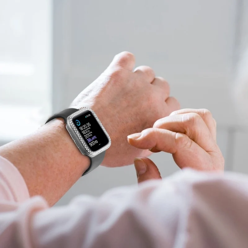 Auffallend Nett Apple Watch Series 8 (45mm) / Apple Watch Series 7 45mm Hülle mit Displayschutz in Plastik, Strass und Gehärtetes Glas
