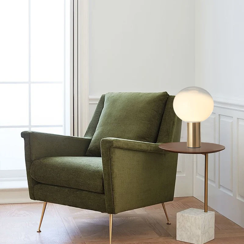 Moderne künstlerische Tischlampe mit schlankem Metallbasis und Globusschirm