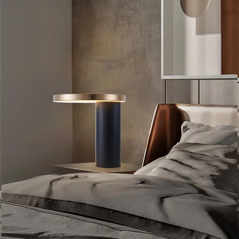 Minimalistische Tischlampe mit metallic Akzent