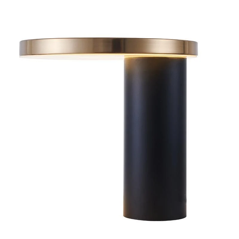 Minimalistische Tischlampe mit metallic Akzent