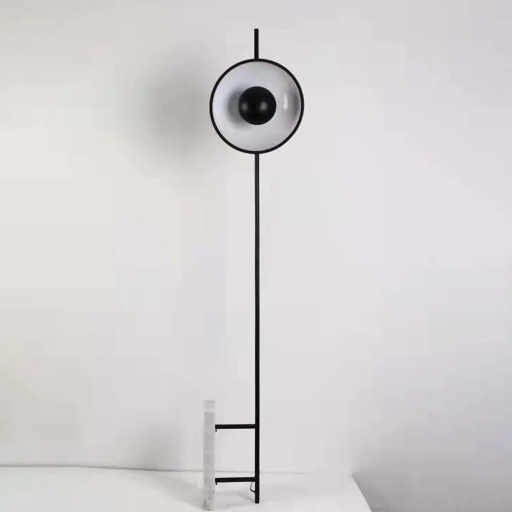 Minimalistische skulpturale Stehlampe mit Marmorsockel