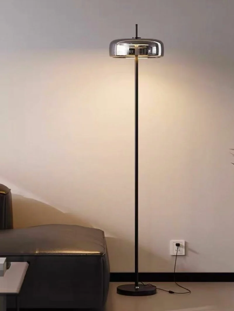 Minimalistische Stehlampe mit transparentem Schirm