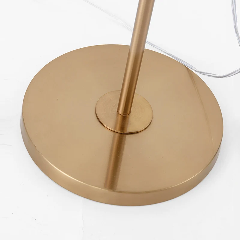 Minimalistische verstellbare Stehlampe mit goldener Oberflächenbehandlung