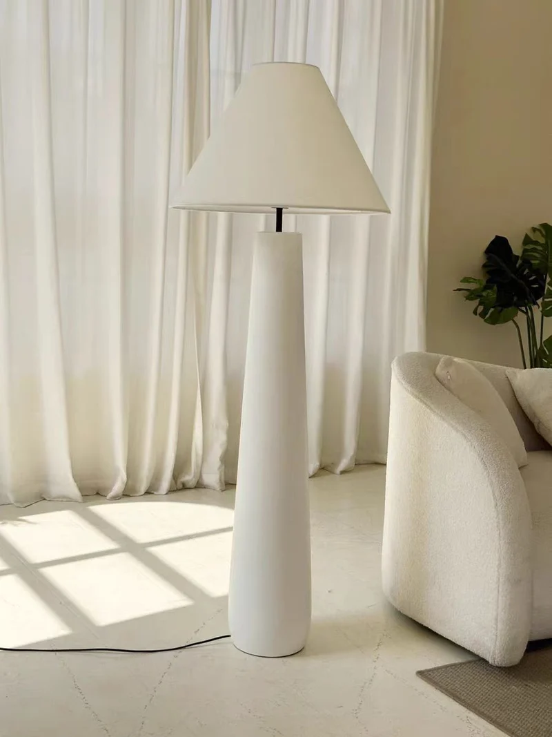 Elegante moderne Stehlampe mit stilvollem Schirm
