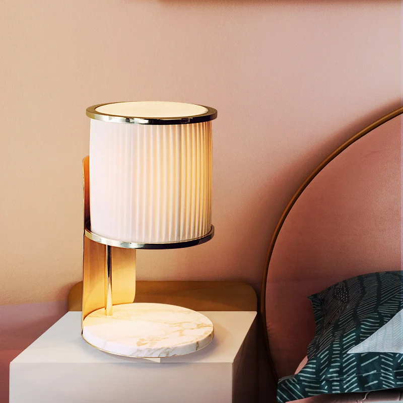 Elegante Marmorbasis Tischlampe mit gefüttertem Schirm