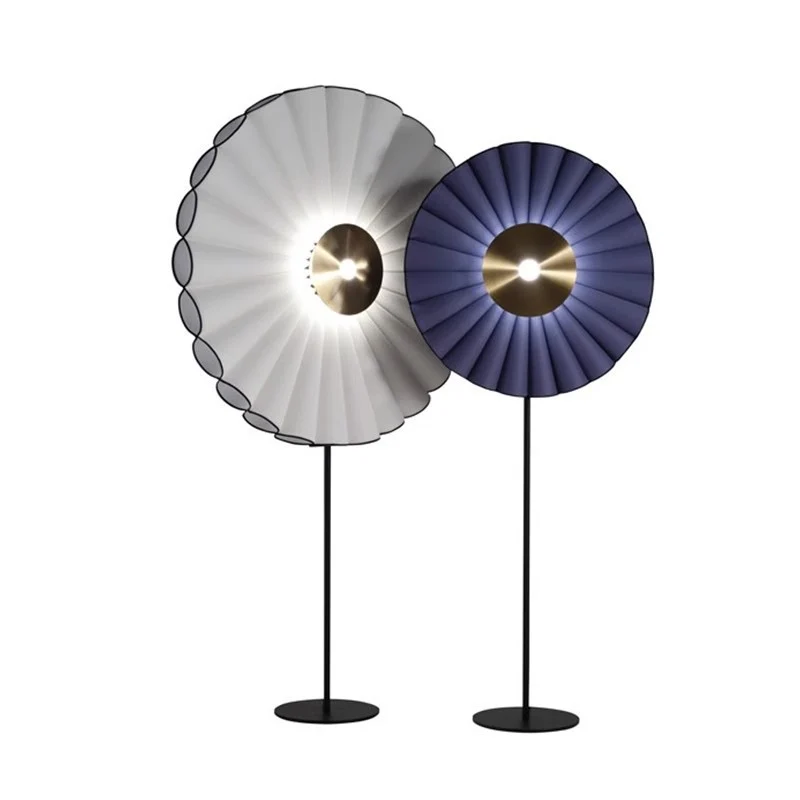 Elegante dekorative Stehlampe mit plissiertem Design