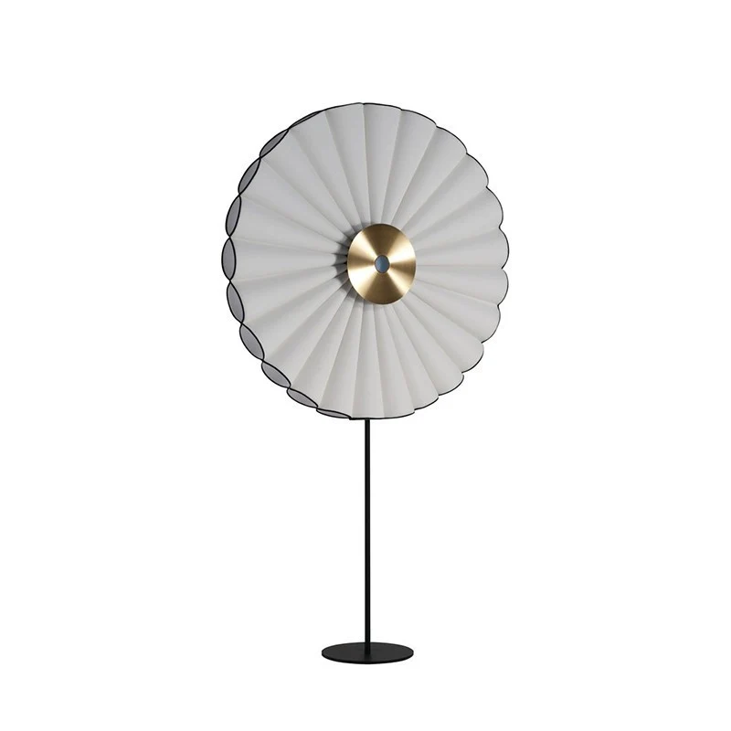 Elegante dekorative Stehlampe mit plissiertem Design