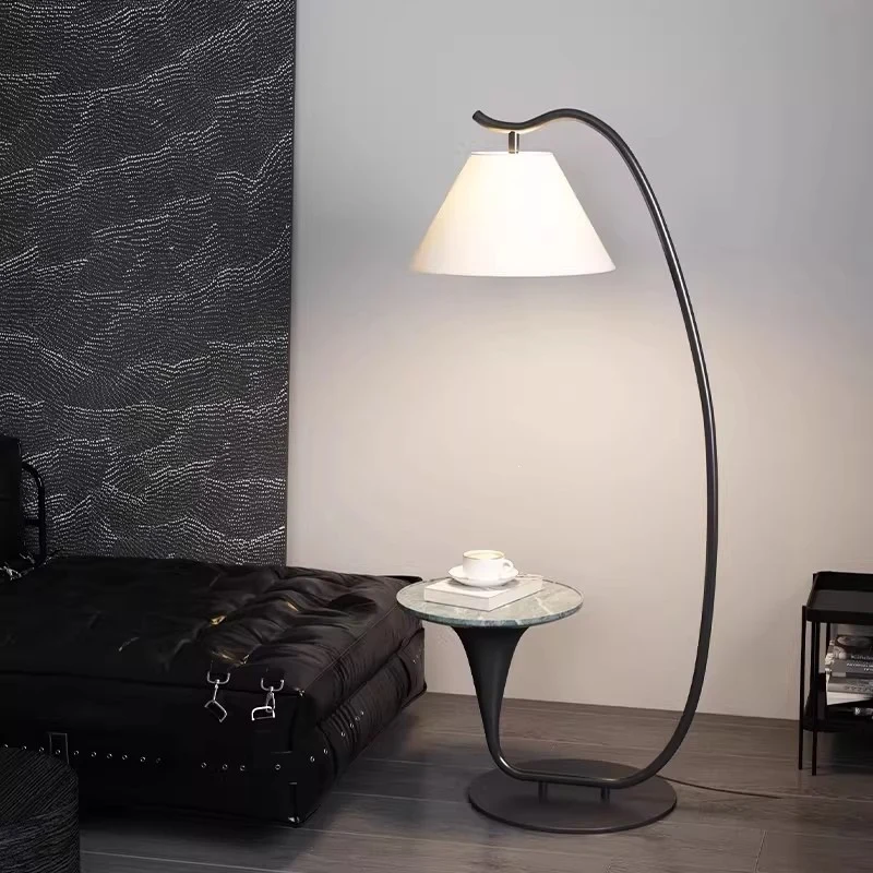 Zeitgenössische Stehlampe mit integriertem Beistelltisch