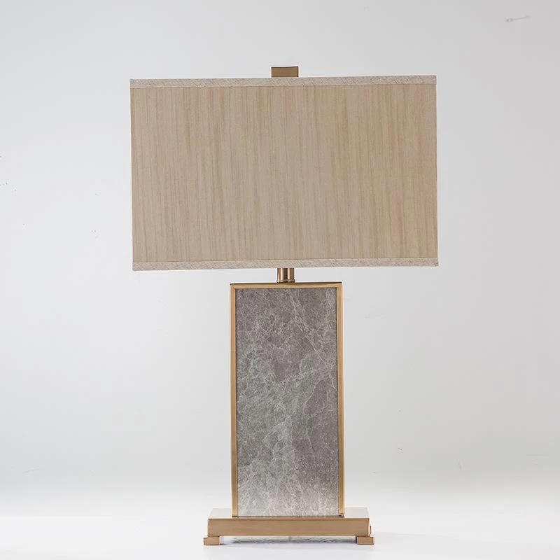 Elegante Tischlampe mit strukturiertem Stoffschirm