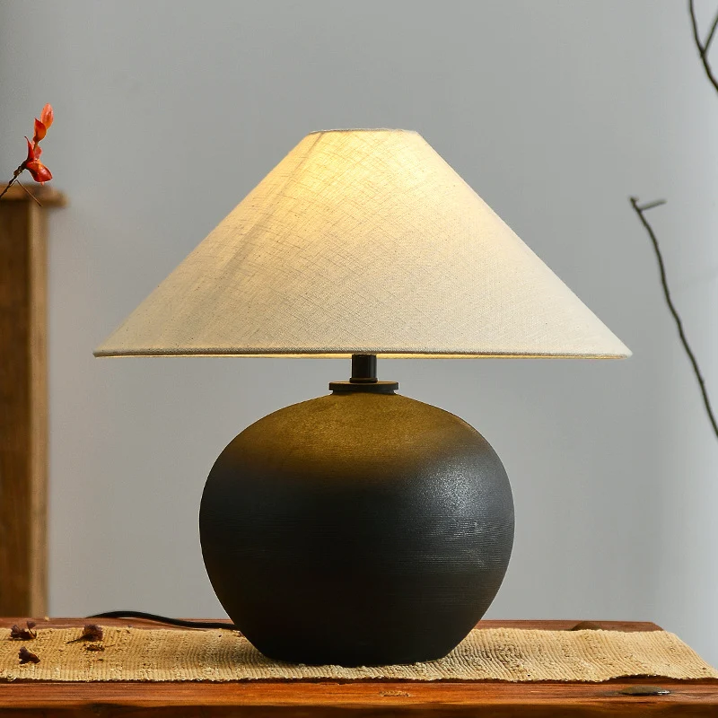 Elegante Tischlampe mit strukturiertem Keramikfuß