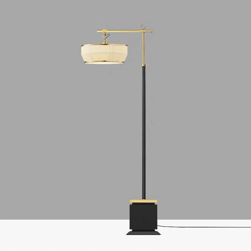 Elegante verstellbare Stehlampe mit geometrischem Fuß