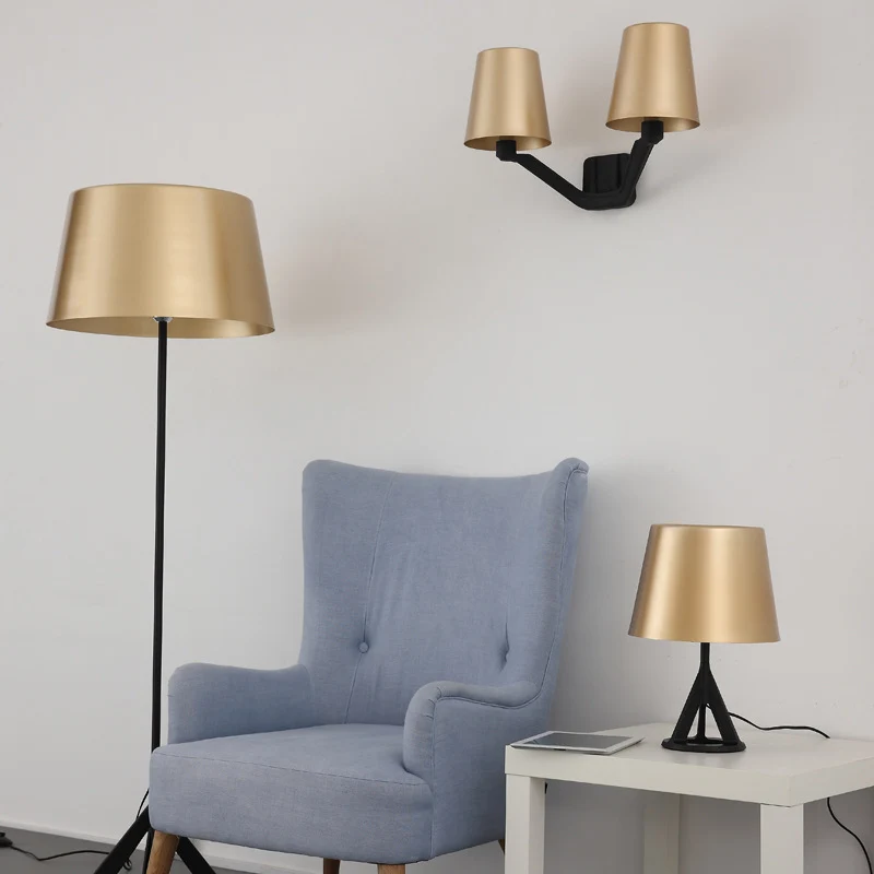 Elegante Tischlampe mit geometrischem Fuß