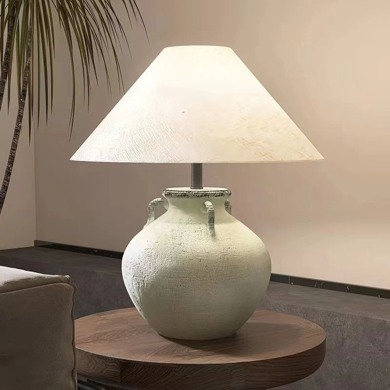 Dekorative Tischlampe mit einzigartigem Keramikfuß