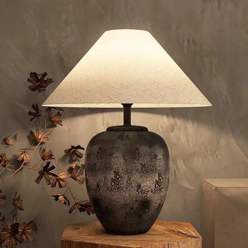 Dekorative Tischlampe mit einzigartigem Keramikfuß