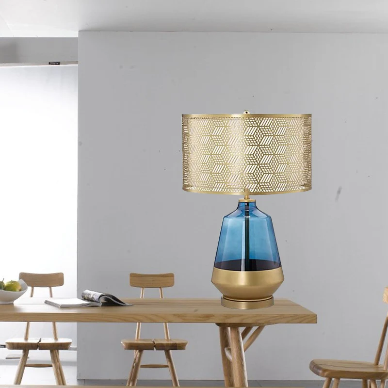 Dekorative Tischlampe mit geometrischem Schirm