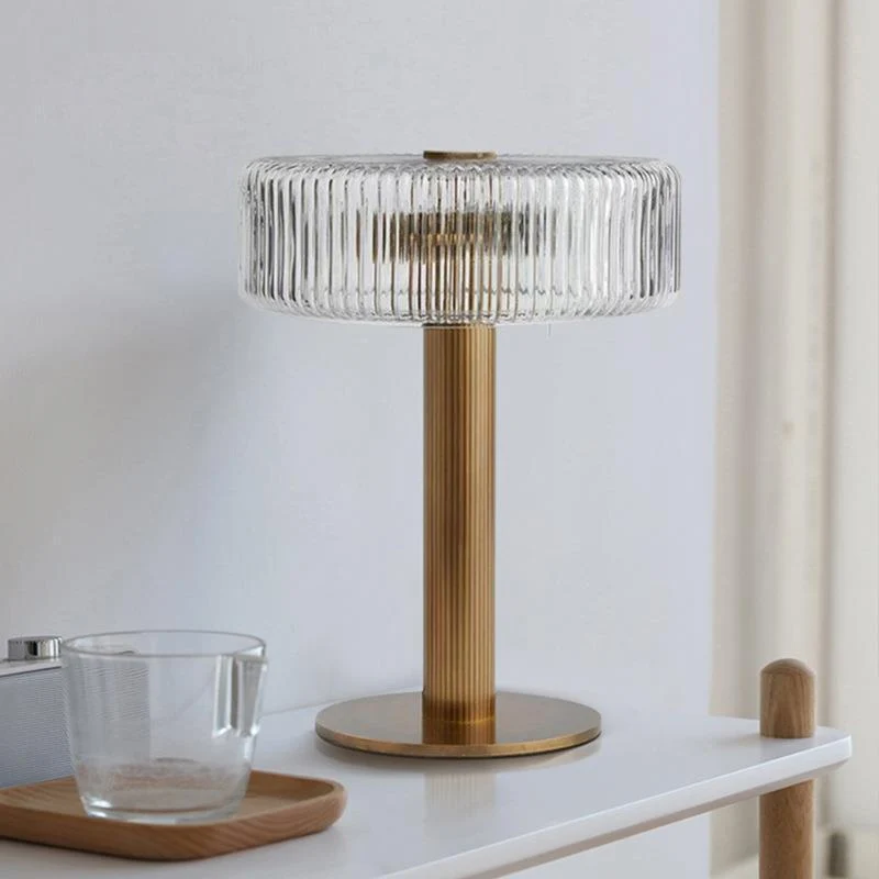 Elegante gerippte Glas- und Goldtischlampe