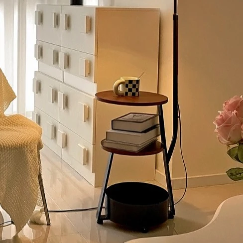 Elegante Stehlampe mit Faltenschirm