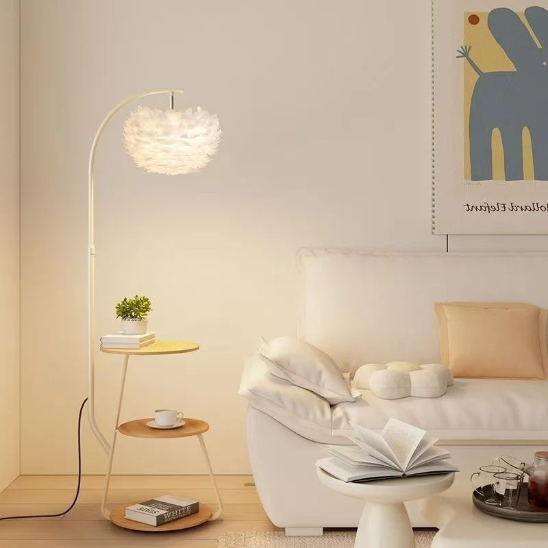 Künstlerische Stehlampe mit elegantem Federlampenschirm