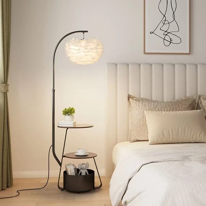 Künstlerische Stehlampe mit elegantem Federlampenschirm