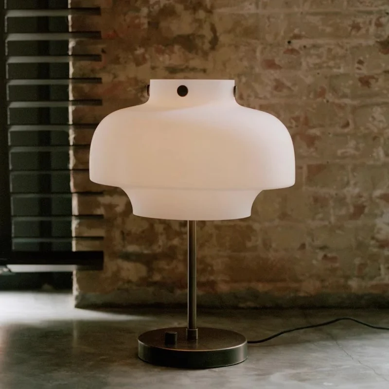 Zeitgenössische Tischlampe mit elegantem Opalglas-Schirm und Vintage-Messingbasis