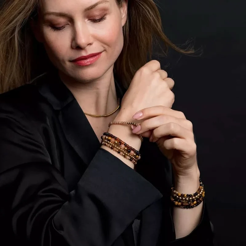 Armband aus 4mm echten Sonnensteinperlen, 4mm großen, goldplattierten Edelstahlsteinen und Edelstahlverschluss - Rebel&Rose Modell: RR-40139-G-S