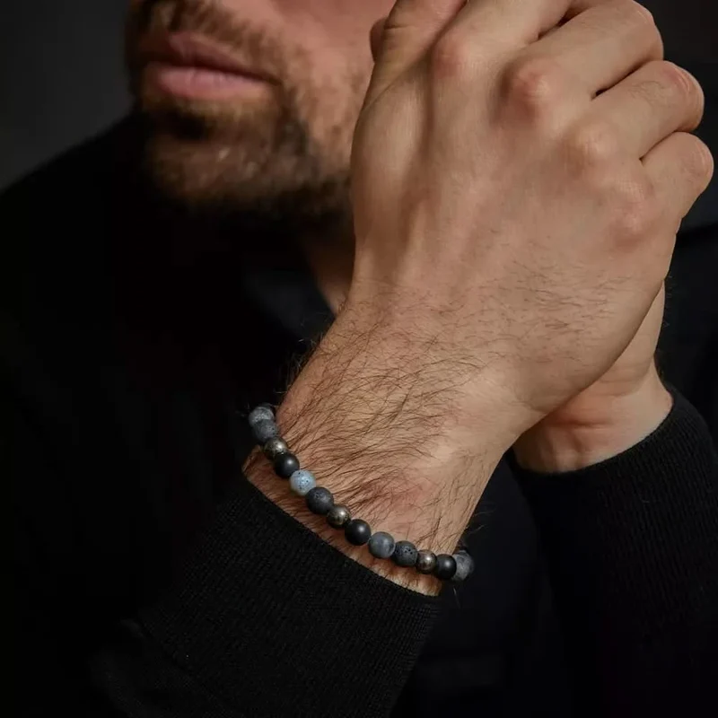 Armband aus 8mm großen schwarzen Onyx-, Lava-, Larvakit- und Hämatitsteinen mit grauem Edelstahlverschluss - Rebel&Rose Modell: RR-80105-V-L